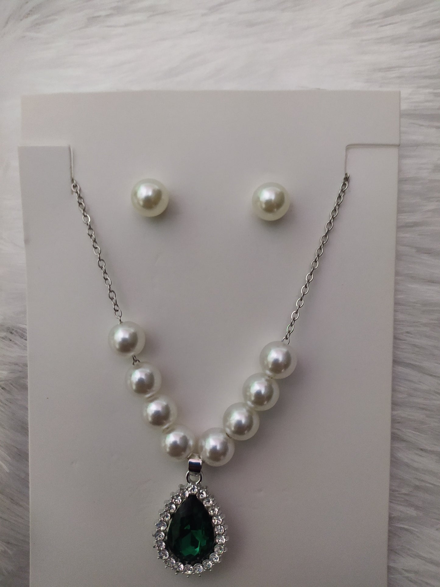 Elegant Pearl Jewelry Set – Green Stone Pendant  & Matching Earrings