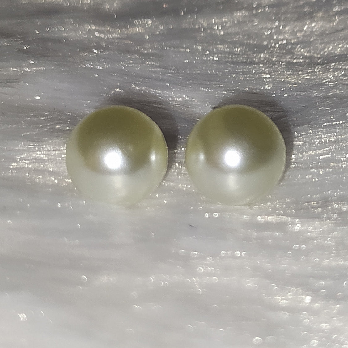Elegant Pearl Jewelry Set – Green Stone Pendant  & Matching Earrings
