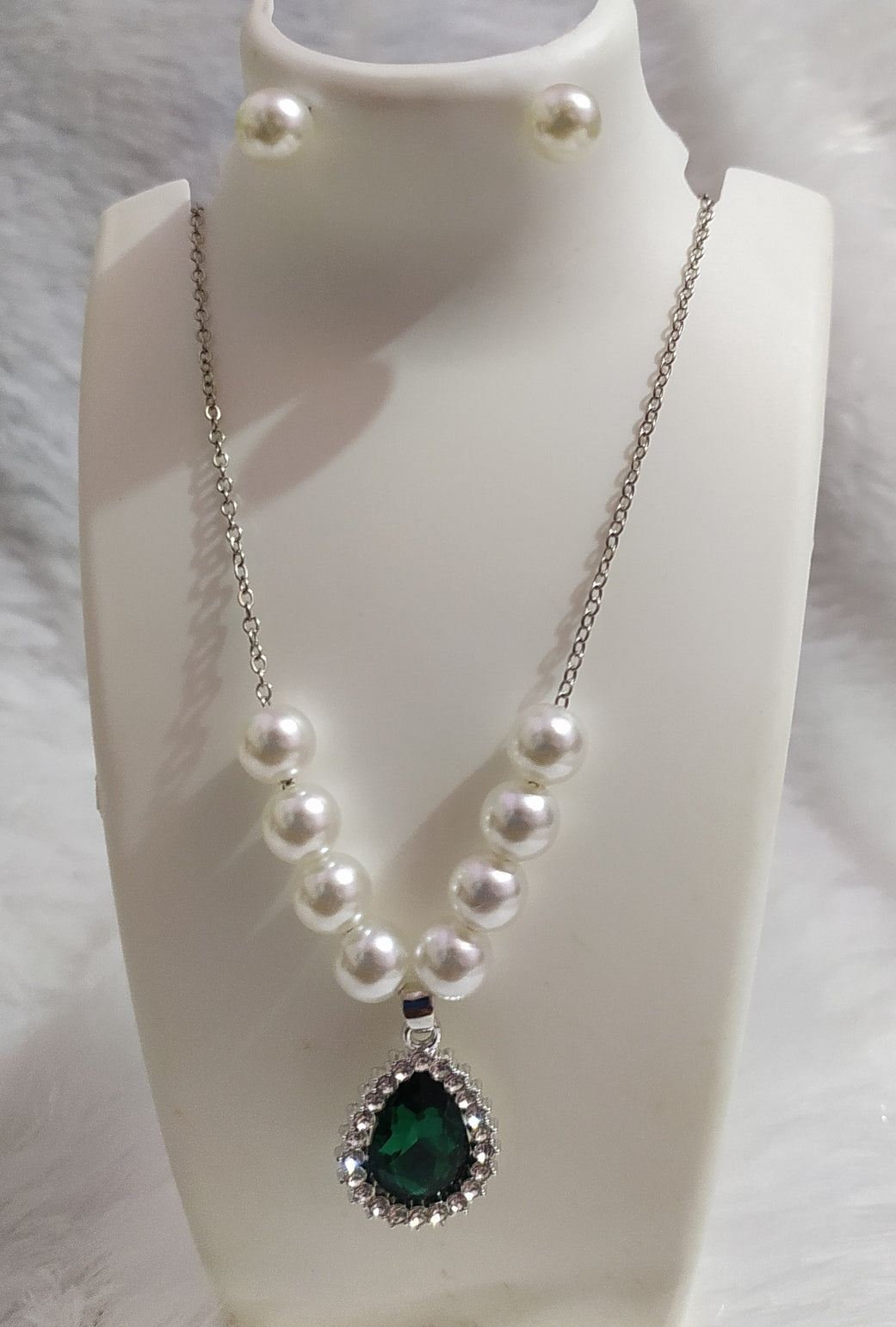 Elegant Pearl Jewelry Set – Green Stone Pendant  & Matching Earrings