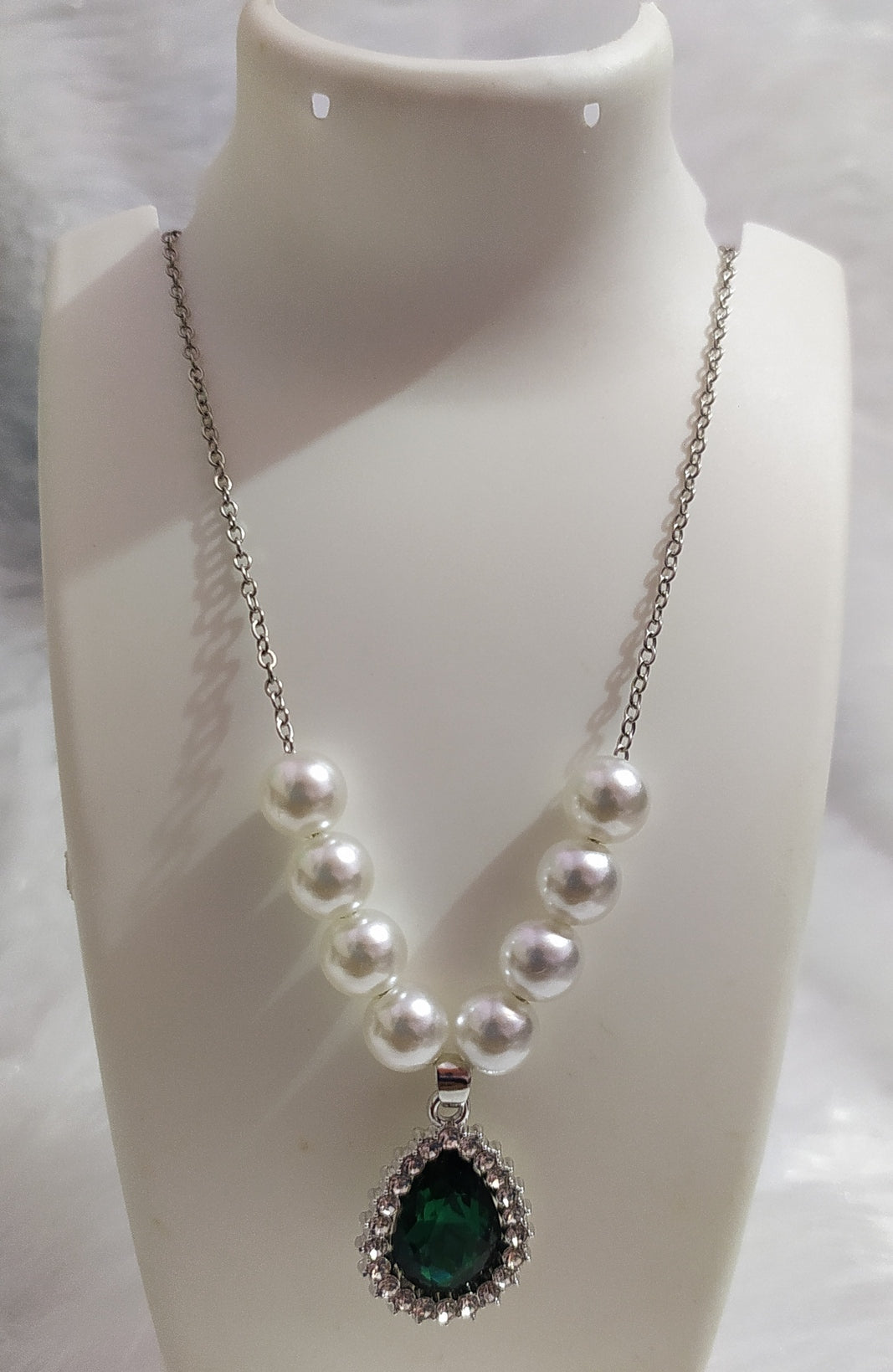 Elegant Pearl Jewelry Set – Green Stone Pendant  & Matching Earrings