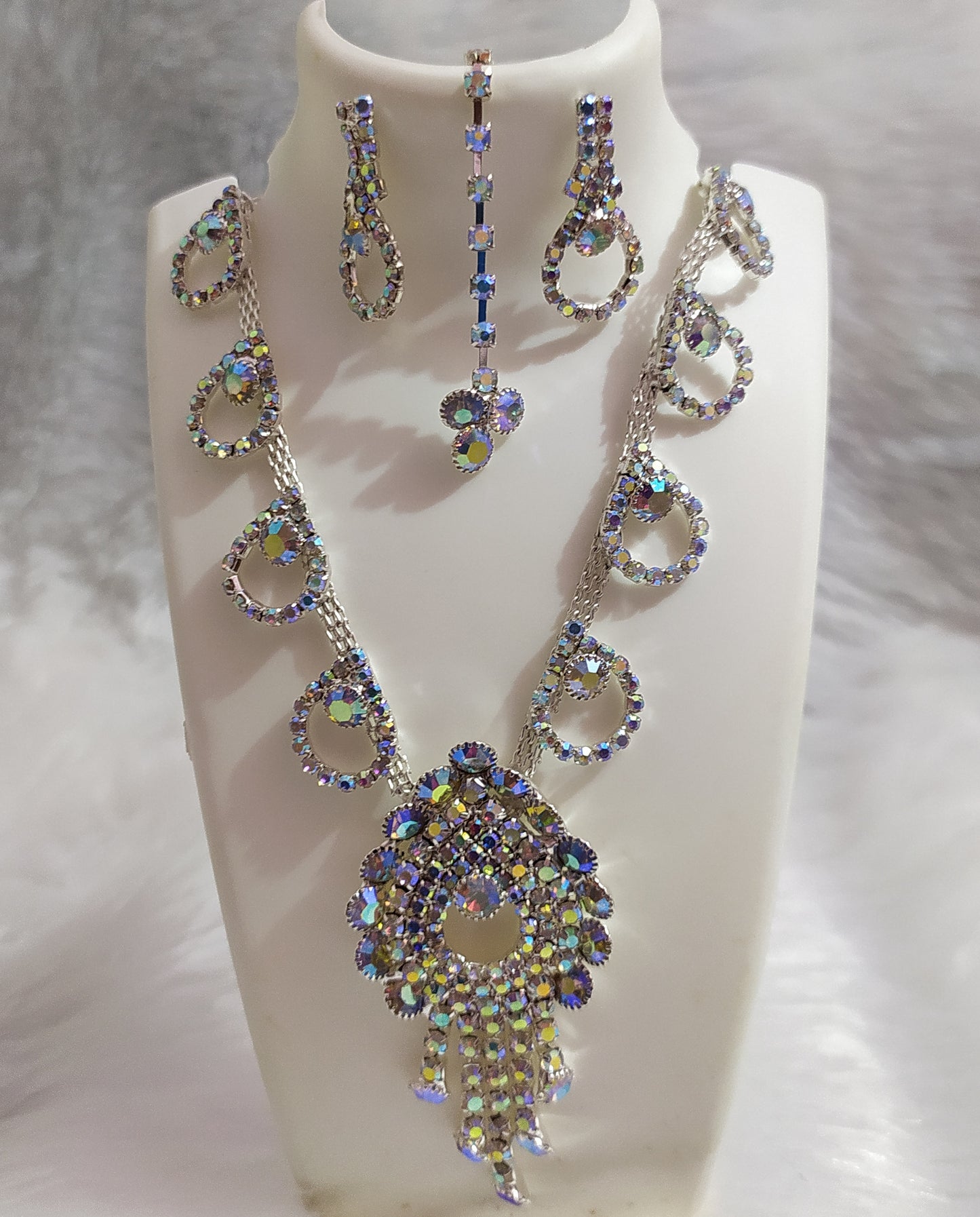 Sparkling Bridal Jewellery Set – Necklace, Earrings & Maang Tikka