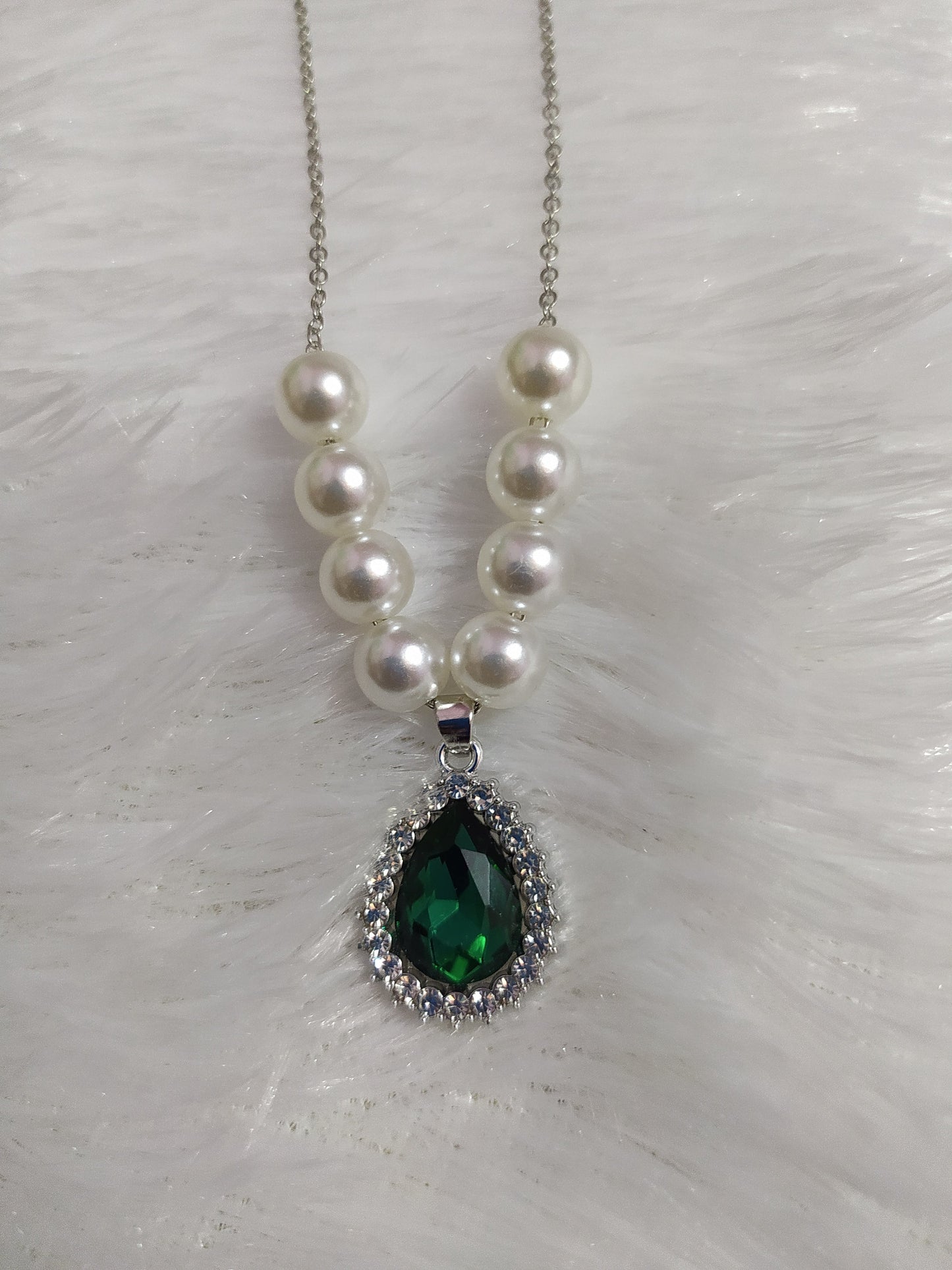 Elegant Pearl Jewelry Set – Green Stone Pendant  & Matching Earrings
