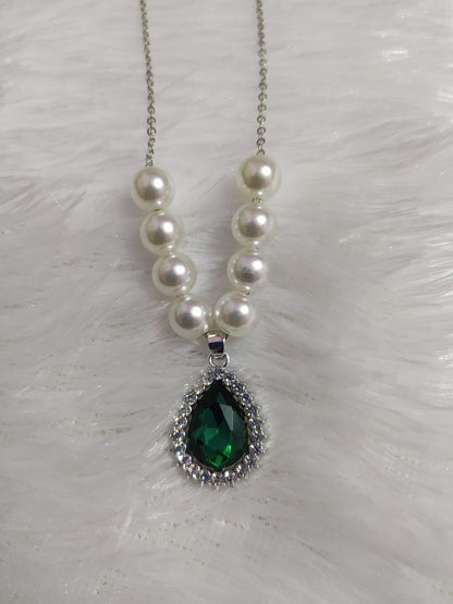 Elegant Pearl Jewelry Set – Green Stone Pendant  & Matching Earrings