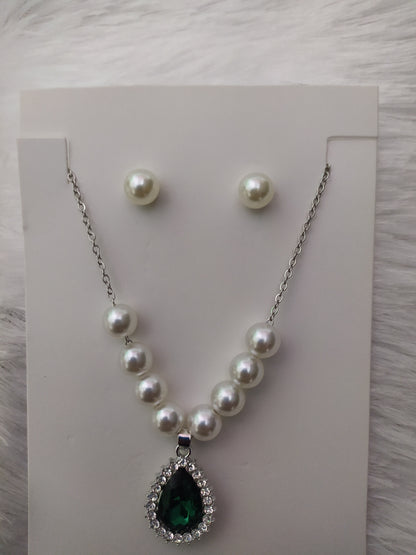 Elegant Pearl Jewelry Set – Green Stone Pendant  & Matching Earrings